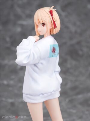 Figura Chisato Nishikigi: Oversized Sweatshirt Ver. 1/7 Lycoris Recoil Phat Company Tienda Figuras Anime Chile