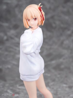 Figura Chisato Nishikigi: Oversized Sweatshirt Ver. 1/7 Lycoris Recoil Phat Company Tienda Figuras Anime Chile