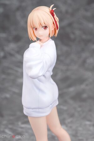 Figura Chisato Nishikigi: Oversized Sweatshirt Ver. 1/7 Lycoris Recoil Phat Company Tienda Figuras Anime Chile